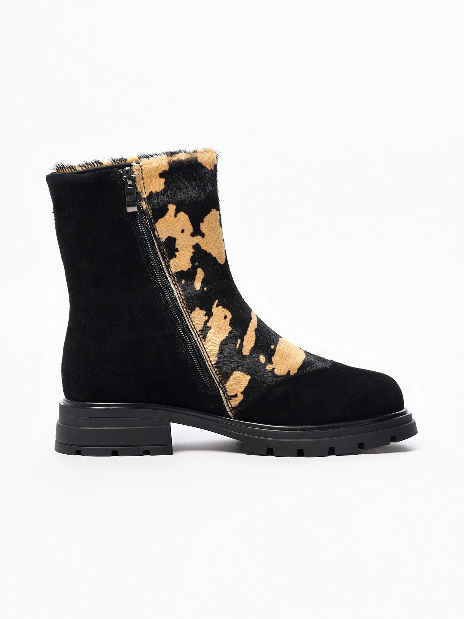 Ботинки комбинированные черного цвета на рельефной подошве